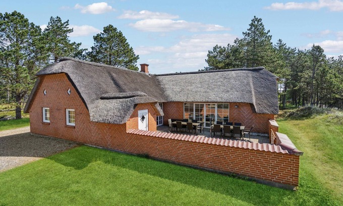 Kongsmark House | Experience a Relaxing Getaway with Pool and Spa Amenities