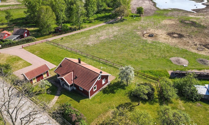 Tofta House | Charming Cottage Retreat with Lake Views near Kalmar