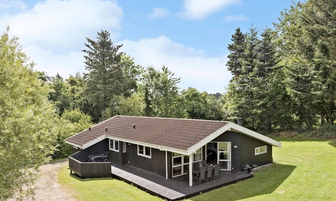Spodsbjerg House | Explore a Cozy Wooden Holiday Home with Ocean Views