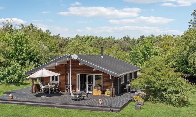 Nordost House | Enjoy a Cozy Cottage Retreat Steps from the Beach