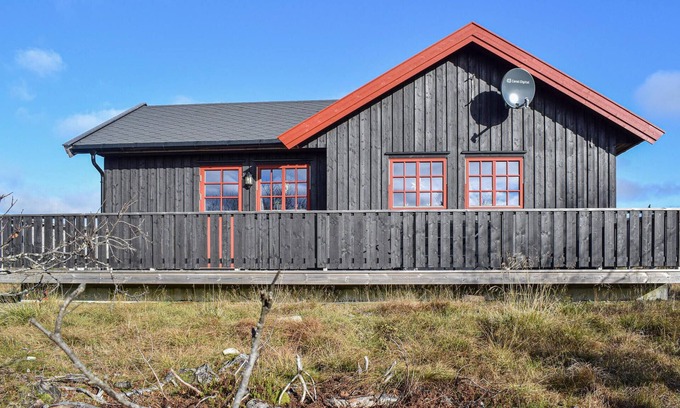 Oyer House | Charming Cottage Retreat with Lake Views in Kuåsen