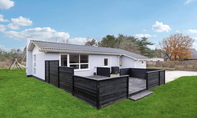 Hulsig House | Inviting Vacation Home with Garden and Oceanfront Amenities