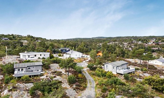 Bamble House | Seaside Cottage with Lake View and Family-Friendly Amenities