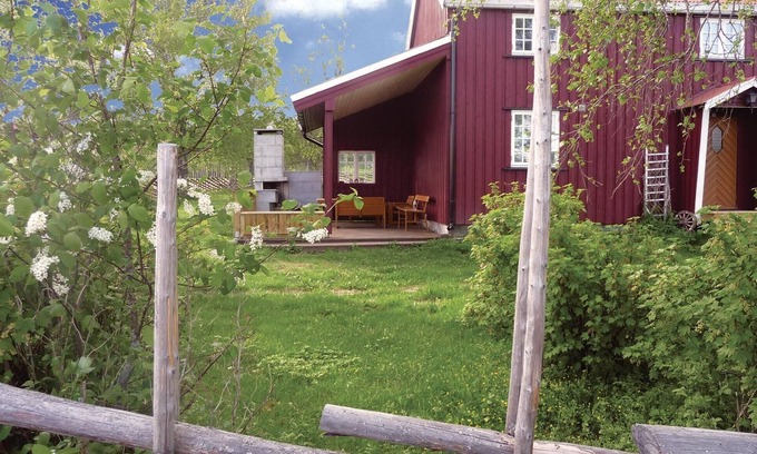 Steinkjer House | Idyllic Cottage Retreat by Lake Snåsavatnet with Spa