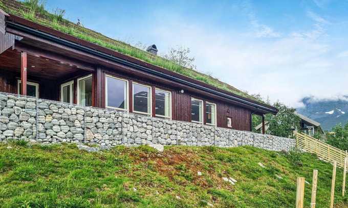 Stordal House | Lake View 4-Bedroom Accommodation in Stordal