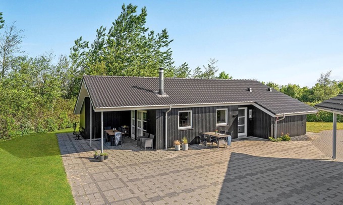 Skaven Strand House | Well-Maintained Cottage with Oceanfront Views on Skaven Beach