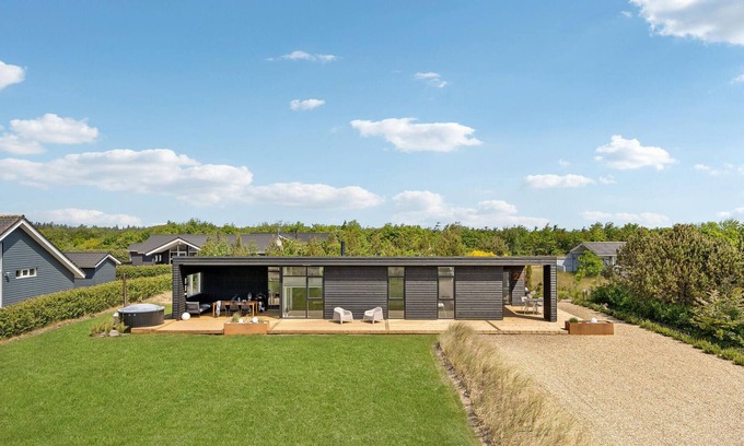 Skaven Strand House | Discover a Cozy Retreat with Lake Views and Spa Access