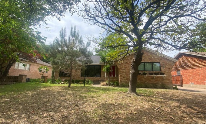 Northeast Dallas House | Inviting Lakewood Home in Dallas with Spa and Breakfast