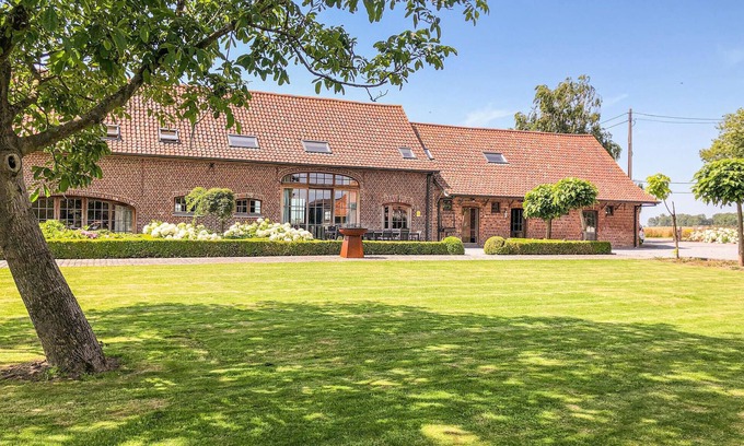 Tielt House | Comfortable 9-Bedroom Getaway with Pool & Spa in Tielt