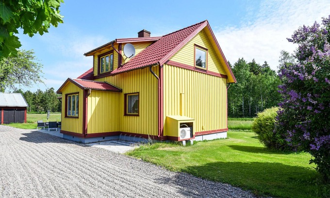 Grunnebo House | Cozy Cottage for Year-Round Getaways with Lake View & Spa