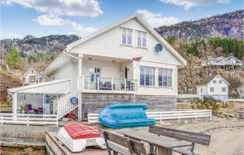 Suldal House | Delightful Home in Vanvik with Oceanfront Kitchen Views
