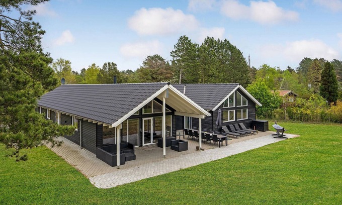 Hoensinge House | Beautifully Crafted Cottage with Oceanfront Views and Pool