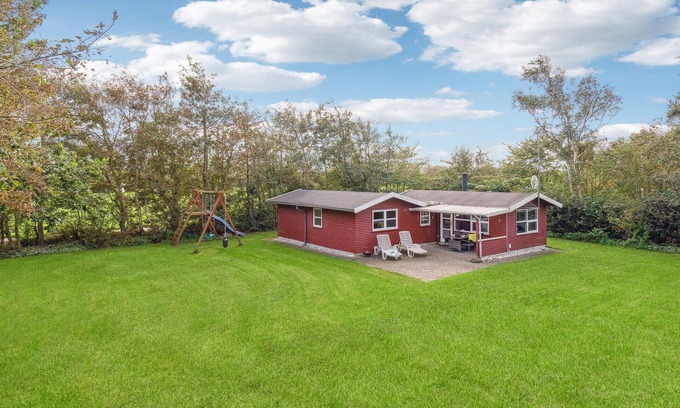 Vinderup House | Inviting Family Cottage with Fireplace and Lake Views