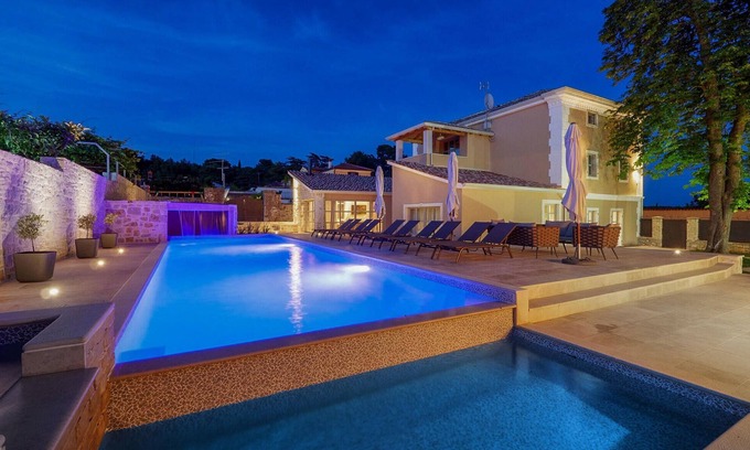 Strpacici House | Spacious 5 Bedroom Accommodation in Visnjan with Pool