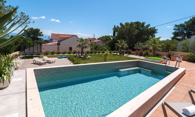 Cove Basina (Jelsa) House | Charming Vacation Home with Ocean Views in Mudri Dolac