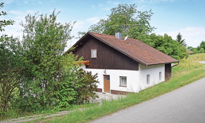 Wiesenfelden House | Relaxing Holiday Home Near Heilbrunn with Scenic Lake Views