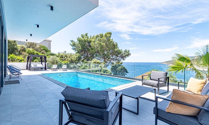 Cara House | Spacious 3 Bedroom Accommodation in Zavalatica with Pool