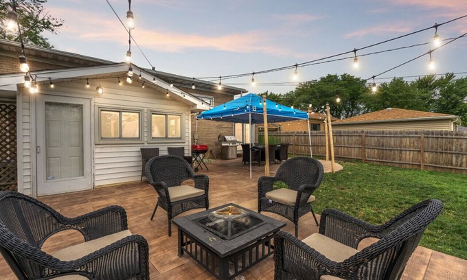 Highland Hills House | Family-Friendly Retreat in Lombard, Chicago Suburb - Sleeps 10