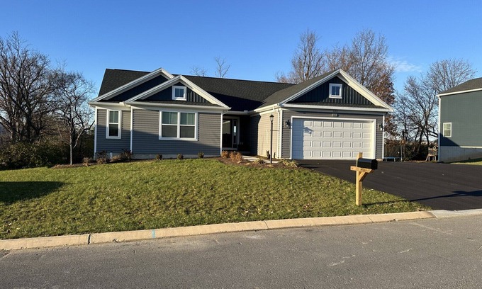 Bellefonte House | Cozy Home Near Penn State Univ with Lake View & Spa