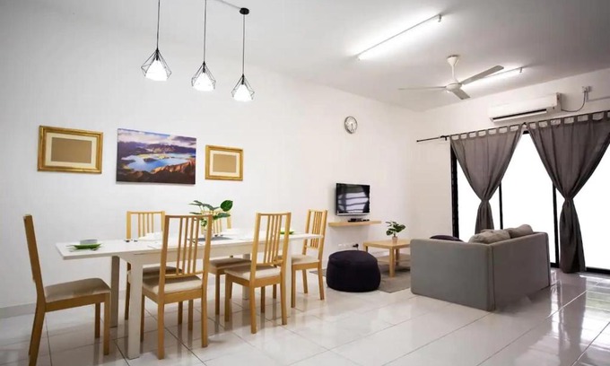 Gelang Patah House | Comfortable 4BR Home Steps from Legoland & Hello Kitty