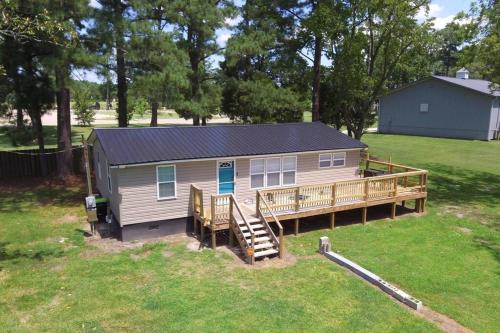 Vandemere House | Cozy Retreat by the Serene Bay River - Pet & Child Friendly