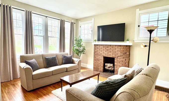 Roselawn Finance House | Inviting Home Near College Hill Park & Tennis Courts