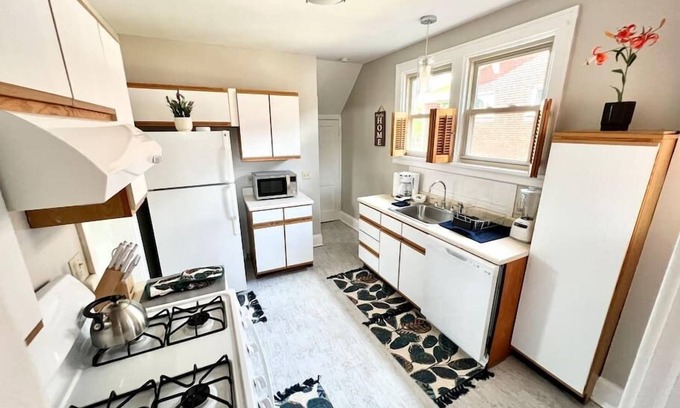West Price Hill House | Inviting Retreat in Quiet Area, 10 Min to Downtown