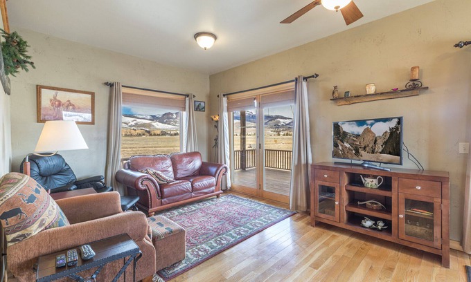 Creede Cabin | Inviting Home with Breathtaking Mountain Views & Kitchen