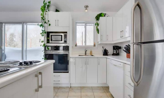 L'Ancienne-Lorette House | Inviting Home with Jacuzzi Near the Airport for Families