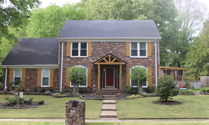 Ellendale House | Inviting Home with Scenic Backyard and Spa Amenities