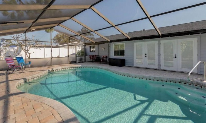 Venice Gardens House | Charming Retreat with Heated Pool, 8 Min from the Beach