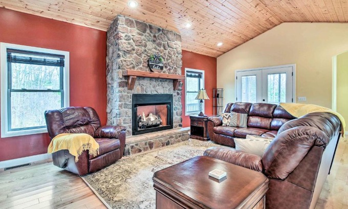 Burkesville House | Inviting Home with Patio, 2 Mi to Dale Hollow Lake!