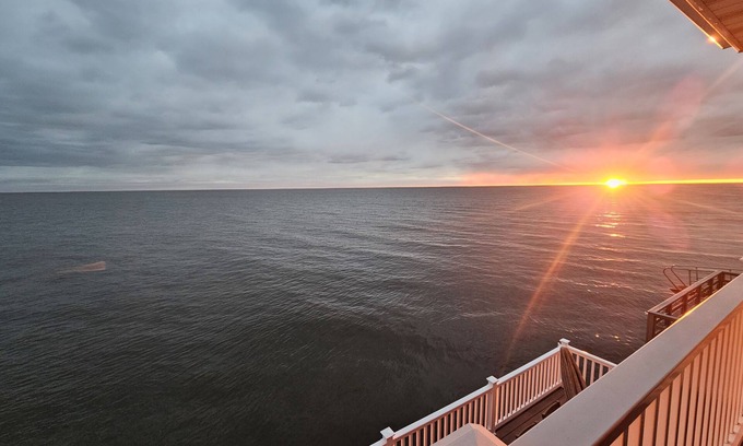 Downe House | Inviting Home with Scenic Views on Delaware Bay