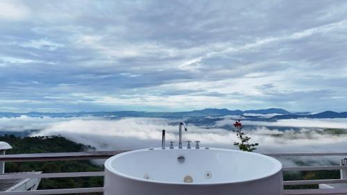 Chiang Rai Province Hotel | Inviting Stay at Homey Doichang with Hot Tub & Breakfast