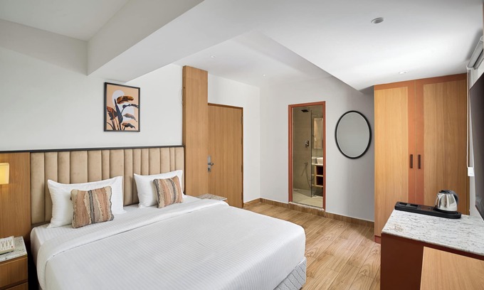 Thousand Lights Hotel | Cozy Hotel Room in heart of the city NR Apollo