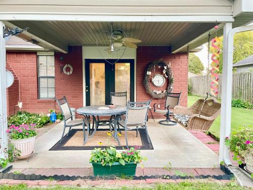 Springdale House | Ideal Homebase in NWA - Pet and Child Friendly Stay