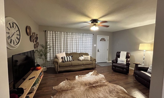 Stephenville House | Charming Home Steps from TSU Campus with Spa & Hot Tub