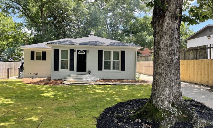 Columbus House | Ideal House Near Attractions with Pet-Friendly Amenities