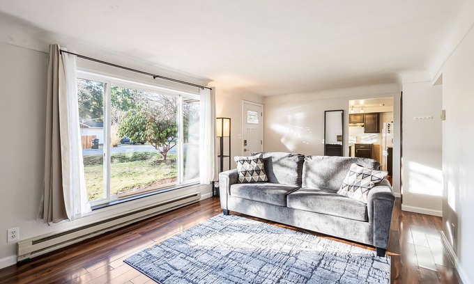 Lacey House | Convenient House Near All Attractions - Pet and Child Friendly!
