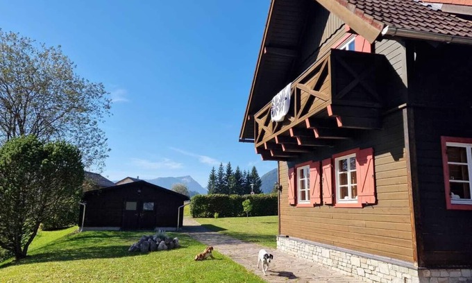 Reith House | Inviting House with Breathtaking Mountain Views & Pool