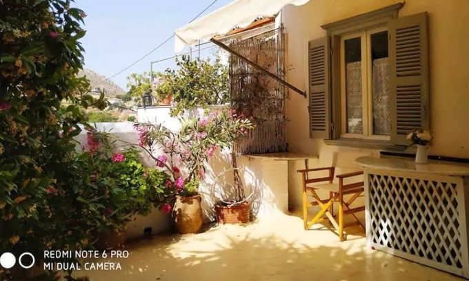Keratea Apartment | Inviting Kamini House: Family-Friendly Retreat Awaits