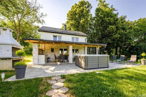 Jalzabet House | Tranquil Nature Retreat with Hot Tub - Happy Rentals