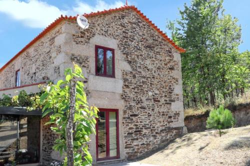 Faia House | Inviting Seia House with Fireplace, Perfect for Families