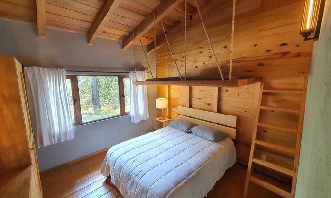 Valle de Bravo House | Charming Woodland Retreat: Pet and Child Friendly Escape