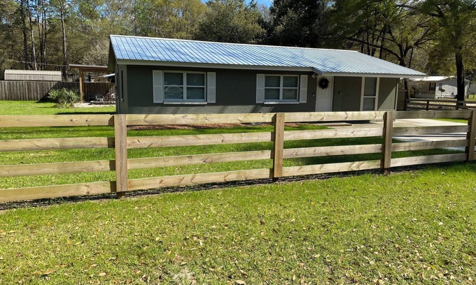 High Springs House | Inviting House Steps from Springs and Town - Rated 10/10