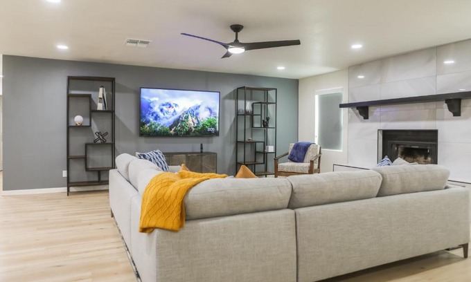Fountain Hills House | Inviting House with Mountain Views and Putting Green