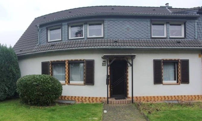 Eller Villa | Relaxing Dusseldorf House with Balcony & Private Parking