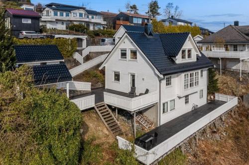 Fana House | Cozy Retreat with Lovely Views & Family-Friendly Amenities
