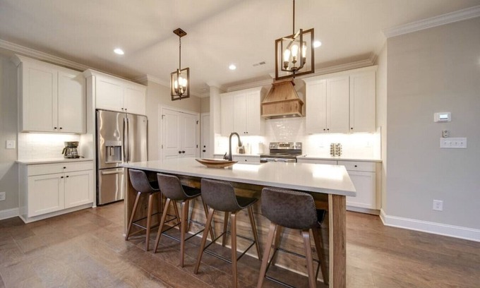 Belmont House | Immaculate 3BR with Screened Patio and Spa Amenities