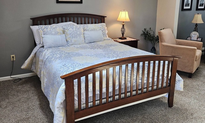 Moon Township Apartment | Inviting Suite B in Coraopolis with Breakfast & Kitchen